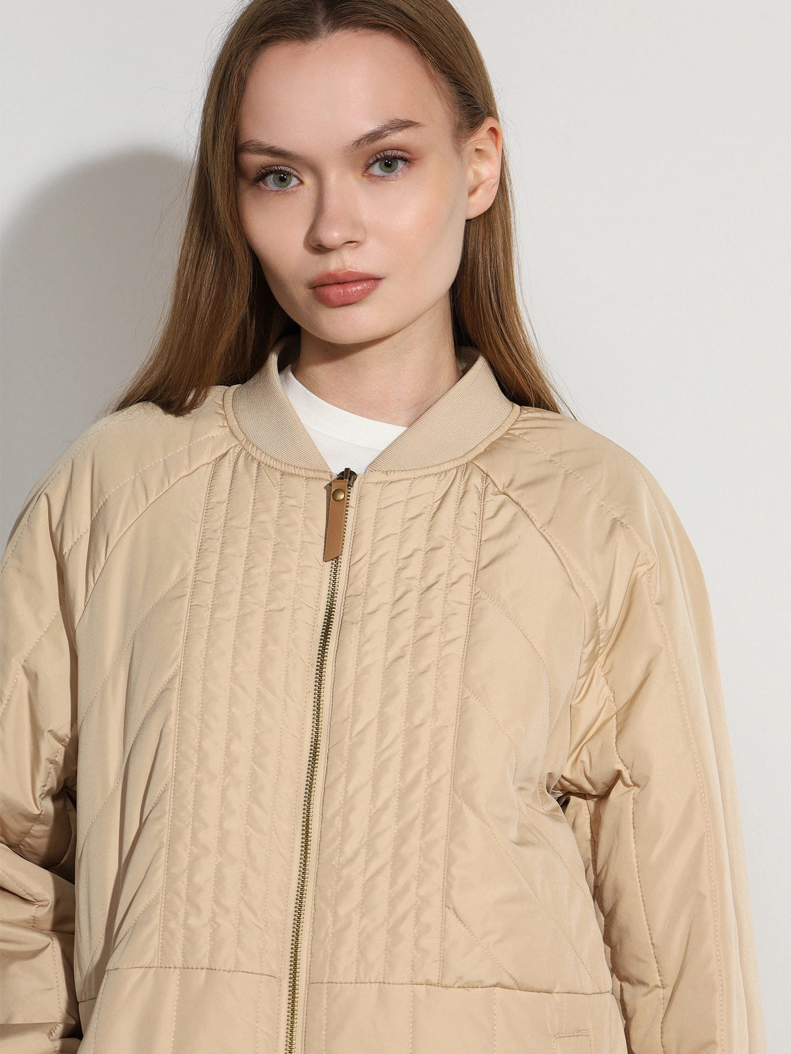 Пальто бежевого цвета прямого кроя